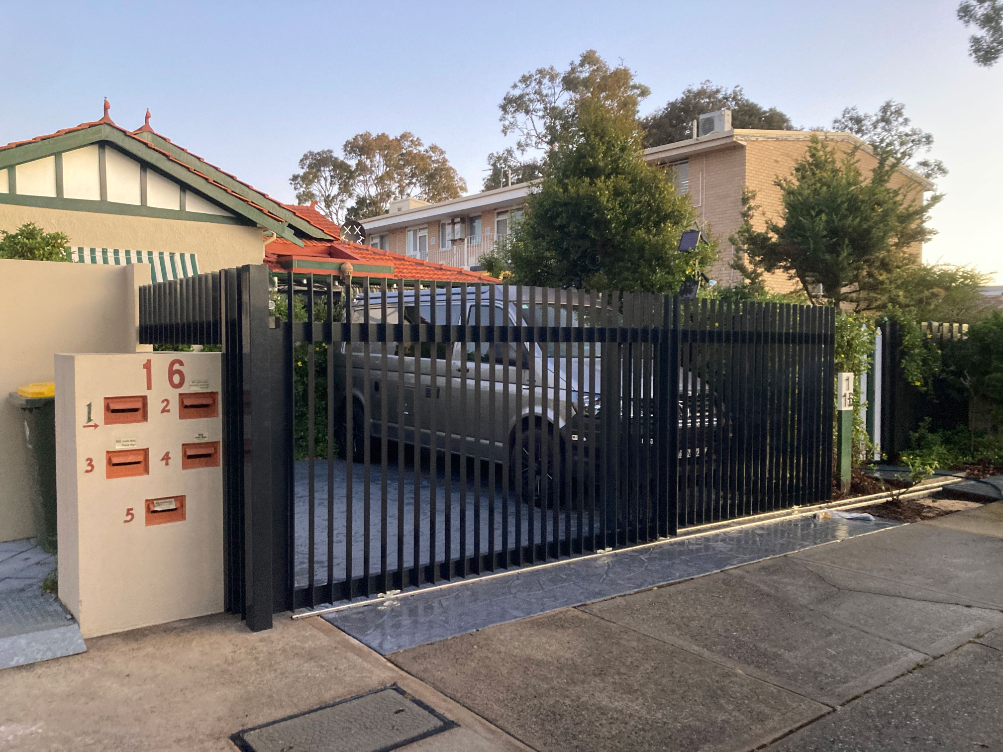 Aluminium Double Flat Bar Blade Electric Telescopic Vehicle Gate with Fence Panels. Constructed of 50 x 10mm Flat Bar Aluminium face Welded with 100mm Gaps. Aluminium Powdercoated in Charcoal Gloss. Automated with the Centsys D5 Evo Low Voltage Gate Motor Kit. Contact Western Automate today for a free, no-obligation quote - 08 6499 2812 | sales@westernautomate.com.au | https://westernautomate.com.au